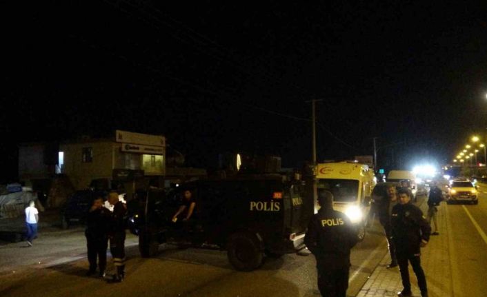 Market borcu yüzünden çıkan tartışma aileleri karşı karşıya getirdi: Polis mahallede set oluşturdu