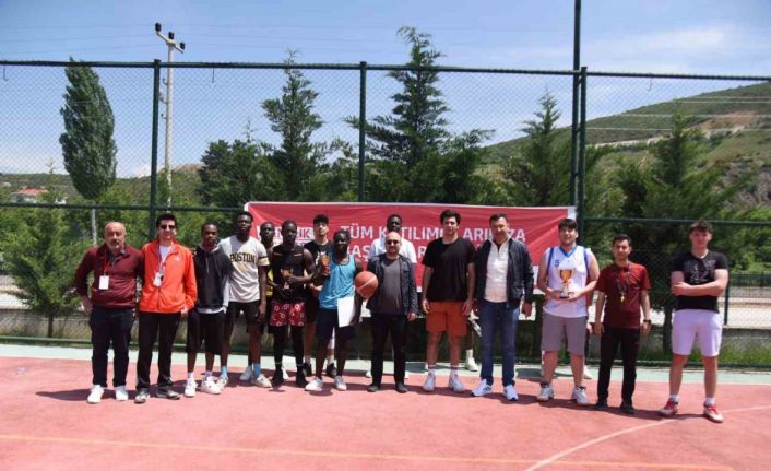 Masa tenisi ve streetball şampiyonları ödüllerini aldı