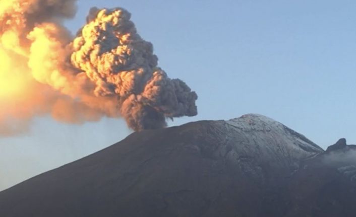Meksika’daki Popocatepetl Yanardağı’ndaki patlamalar okulları tatil etti