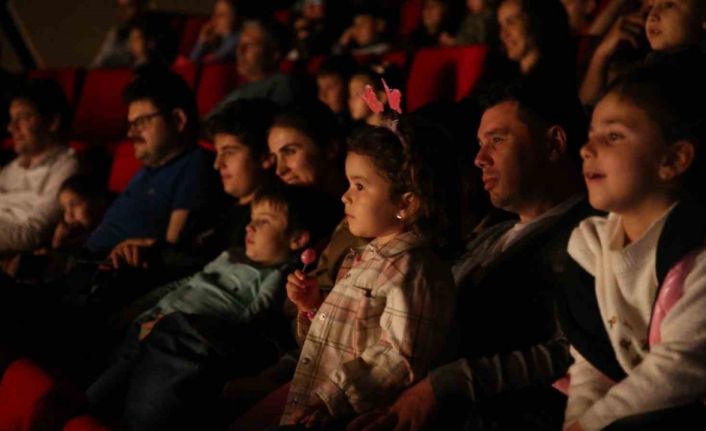 Merkezefendi Kent Tiyatrosu miniklere keyifli anlar yaşattı