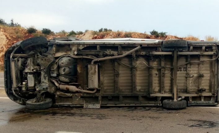 Mersin’de minibüs devrildi: 7 yaralı