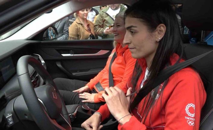 Milli sporcu Togg’la bir tur istedi, Bakan Varank anahtarı verdi