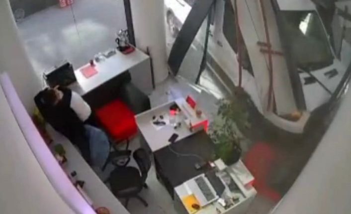 Minibüsün iş yerine girdiği kazanın yeni görüntüleri ortaya çıktı