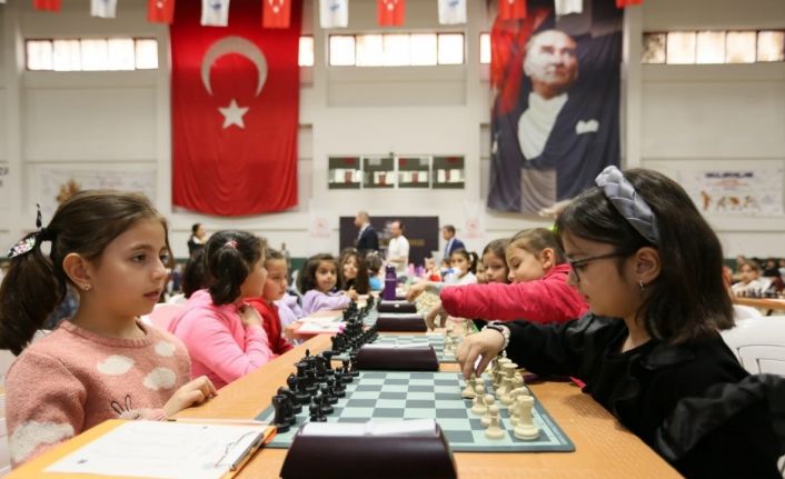 Minik öğrencilerin satranç turnuvası renkli görüntülere sahne oldu