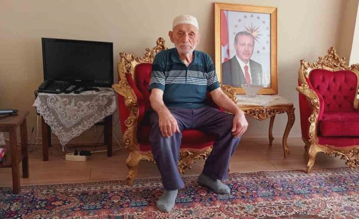 Mitinge gitmek için merdivenleri yürüyerek çıkan Hüseyin Dede, "Cumhurbaşkanımız arayınca çok sevindim”