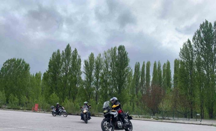 Motosiklet derneği kapalı alanlarda hâkimiyet dersi yaptı