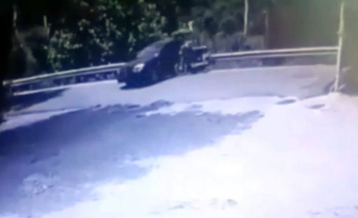 Motosiklet sürücüsü otomobilin üzerine uçarak yere düşüp yaralandı