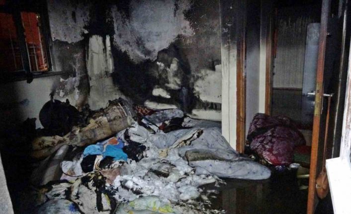 Müstakil evde çıkan yangında 2 kişi dumandan etkilendi, muhabbet kuşu kafesinde telef oldu