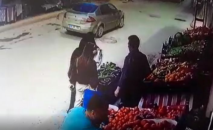 O anlar kamerada: Bir kadına tokat attı, diğer kadınlar müdahale edince onları da darp etti