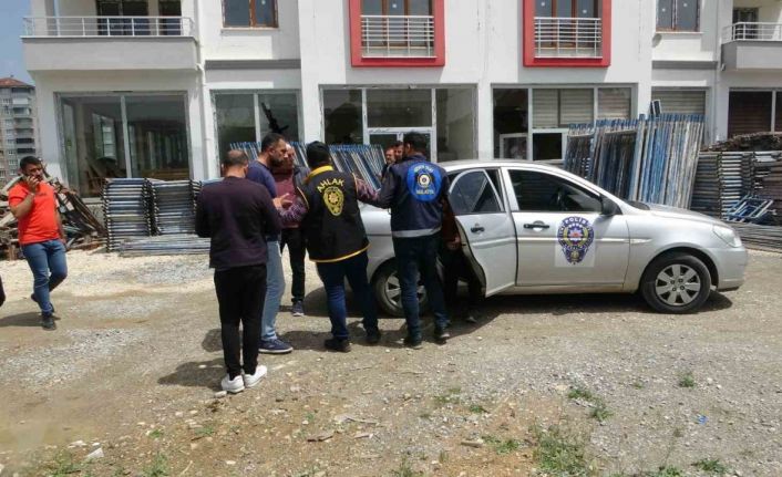 Oğlunu silahla yaralayanların ofisini basan öfkeli baba ortalığı savaş alanına çevirdi