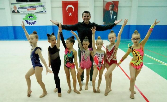 Okullar arası ritmik cimnastik yarışmaları renkli görüntülere sahne oldu