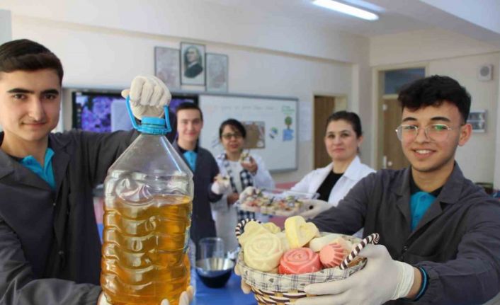 Okulun mutfağında biriken atık yağları kullanıp sabun ürettiler