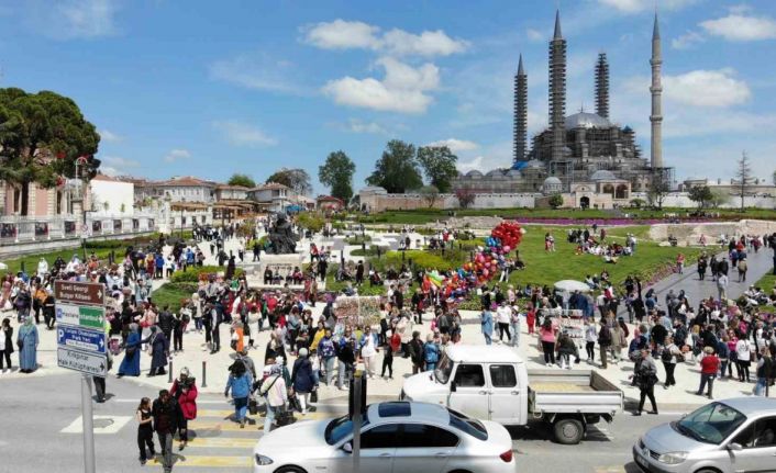 On binler Kakava Hıdırellez Şenlikleri için Edirne’ye akın etti, adım atacak yer kalmadı