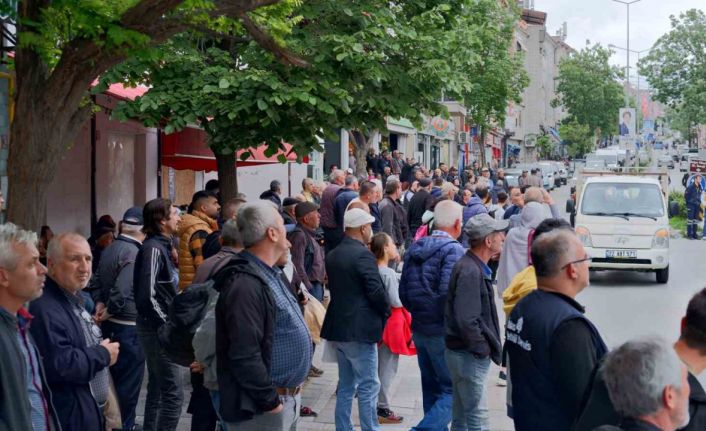 Onlarca kişi yangını film izler gibi izledi, sosyal medyadan canlı yayın yaptı