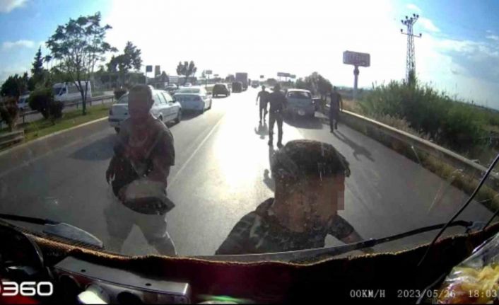 Önünü kesip araçtan indiler, eşi ve çocuğunun yanında tehdit ve küfürler yağdırdılar