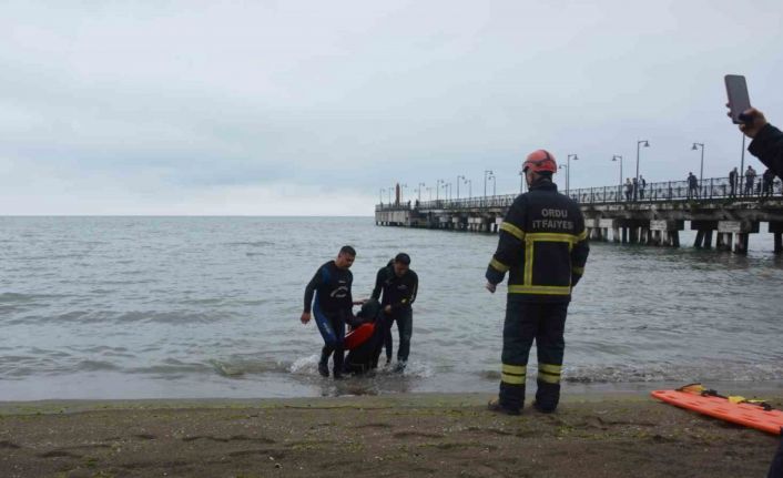 Ordu’da bunalıma giren genç iskeleden denize atladı