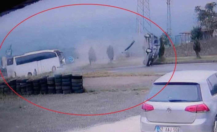 Ordu’da yolcu otobüsü ile hafif ticari aracın çarpıştığı kaza kamerada