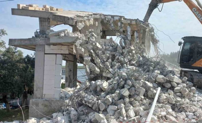 Ortakent-Yahşi sahilindeki son iskele sökülüyor