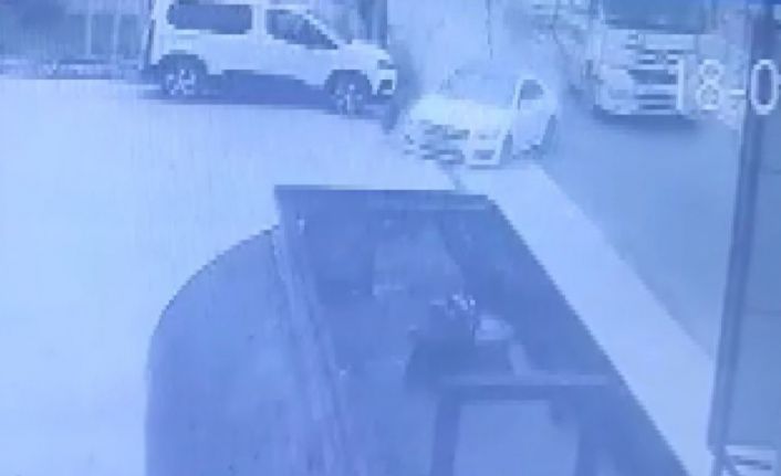 Otomobil benzin istasyonuna daldı, o anlar kameraya yansıdı