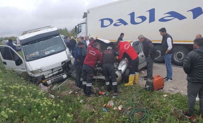 Otomobil çekici ile çarpıştı: 2 yaralı