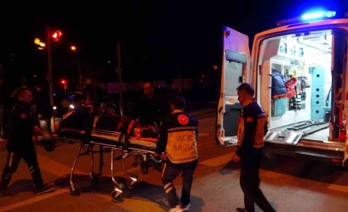 Otomobil ile çarpışan hafif ticari araç devrilip yan yattı: 3 yaralı