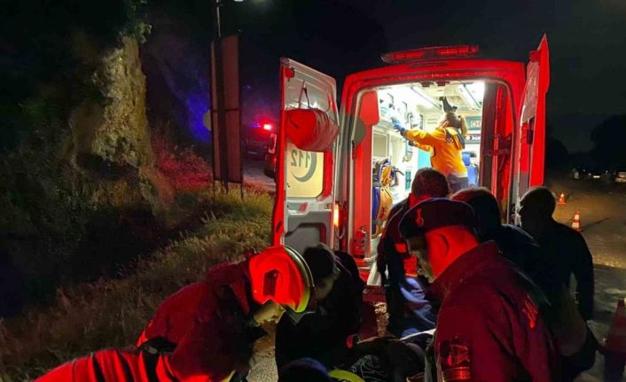 Otomobil uçuruma yuvarlandı: 2 yaralı