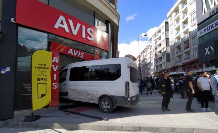 Otomobille minibüs çarpıştı: 7 yaralı