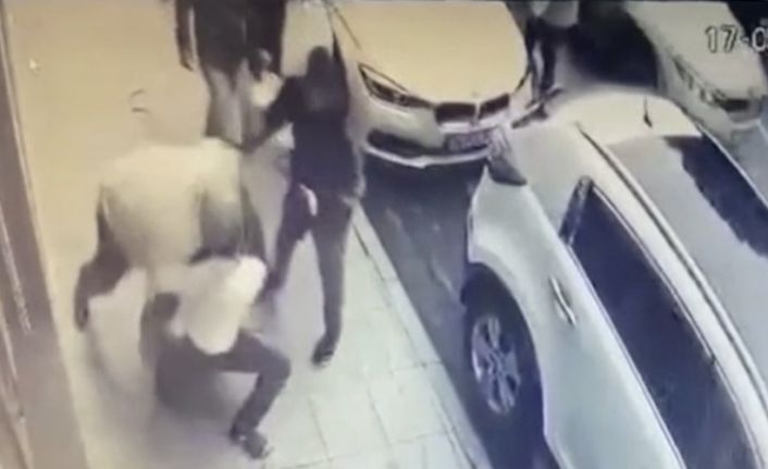 (Özel) Dehşet anları kamerada: Müşterileri rahatsız edip para isteyen genci önce dövdü, sonra vurdu