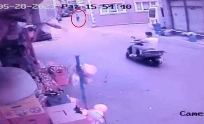 (Özel) Şaka gibi...Boş yolda motosiklet ve bisiklet kafa kafaya böyle çarpıştı