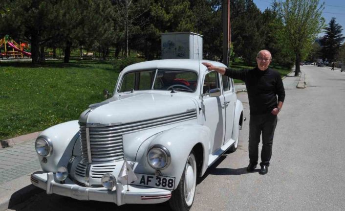 (ÖZEL) Türkiye’de 4 tane olan 73 yıllık klasik aracı hurda halden yollara döndürdü