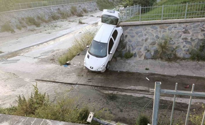 Park alanından çıkarken dere yatağına uçtu: 4 yaralı