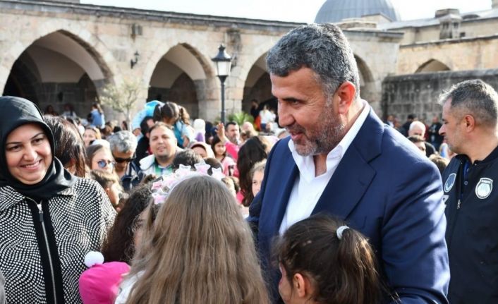 Payas Belediyesi’nin sanatçı Aslı Hünel ile birlikte depremzede çocuklara moral etkinliği