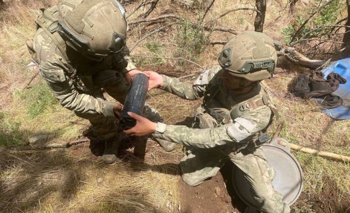 PKK’lı teröristlere ait 73 adet havan mühimmatı ve 1 adet AK-47 ele geçirildi