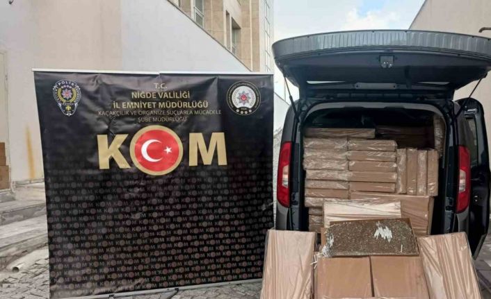 Polis ekipleri ticari araç içerisinde 375 bin dolu makaron ele geçirdi