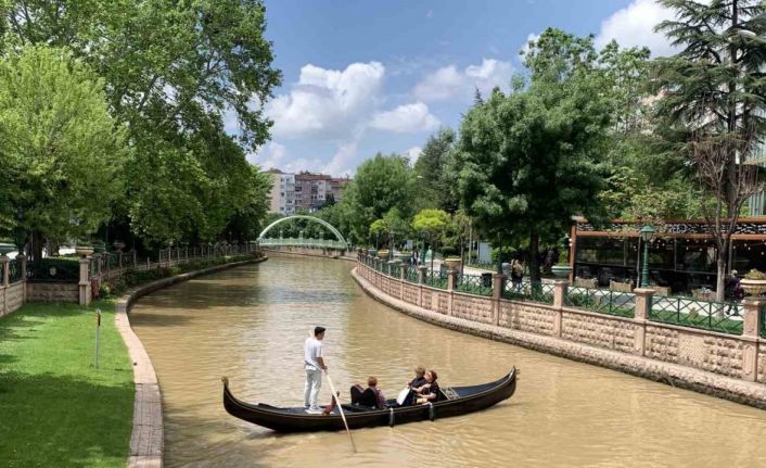 Porsuk Çayı’nın ilginç rengi gondol seferlerine başka bir hava katıyor