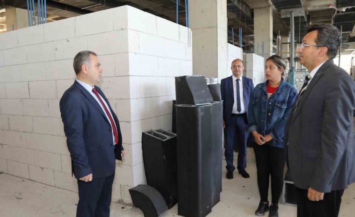 Rektör Altun, ERÜ Acil Ek Binasının Birinci Etap İnşaatında İncelemelerde Bulundu