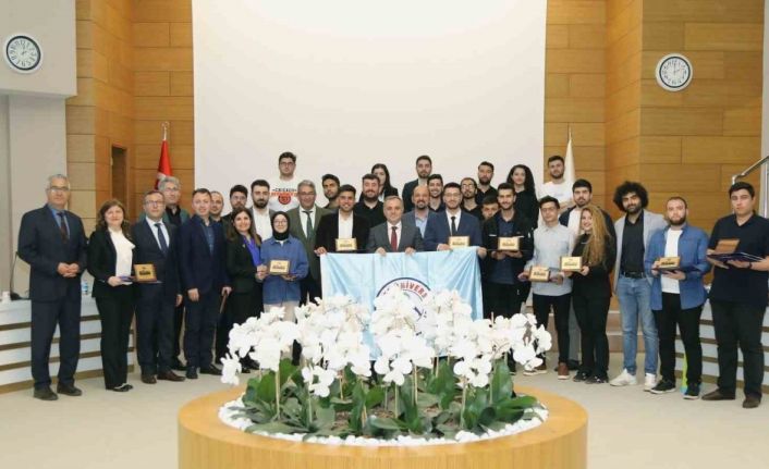 Rektör Altun, TEKNOFEST’den derece ile dönen ERÜ’lü öğrencileri tebrik etti