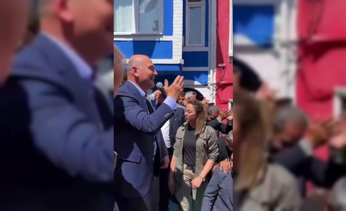 Roman vatandaşlarla bir araya gelen Bakan Soylu, "İlle de Roman olsun" şarkısını söyledi