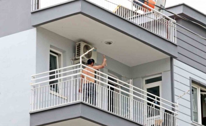 ‘Sabaha kadar parti’ deyip elinde ne varsa sokağa fırlattı, içeri girince polisle göz göze geldi