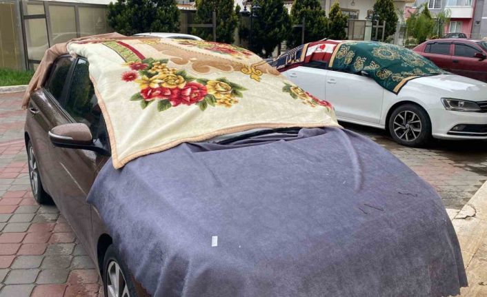 Sağanak yağış uyarısı yapılan Kastamonu’da araçlara battaniye ve halılı koruma