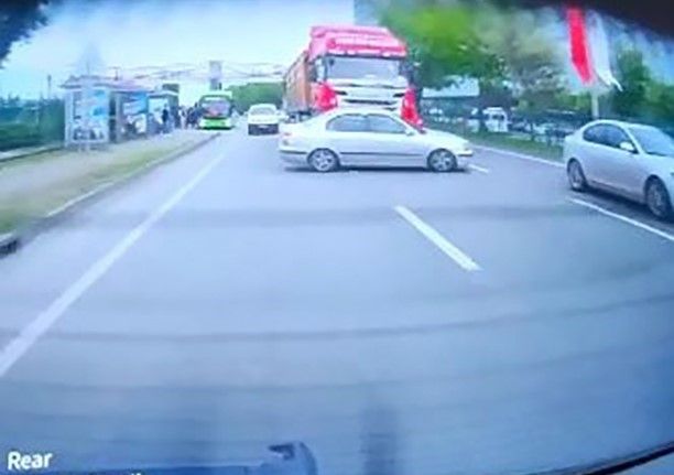 Samsun’da yürekleri ağza getiren kaza kameraya yansıdı