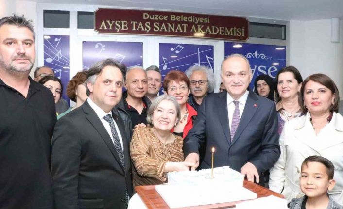 Sanat akademisinin resmi açılışını yaptı