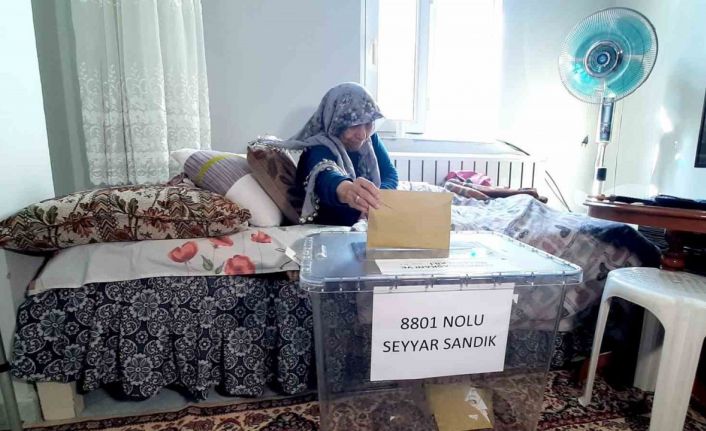 Sandığa gidemeyenlere ‘seyyar sandık’ gitti