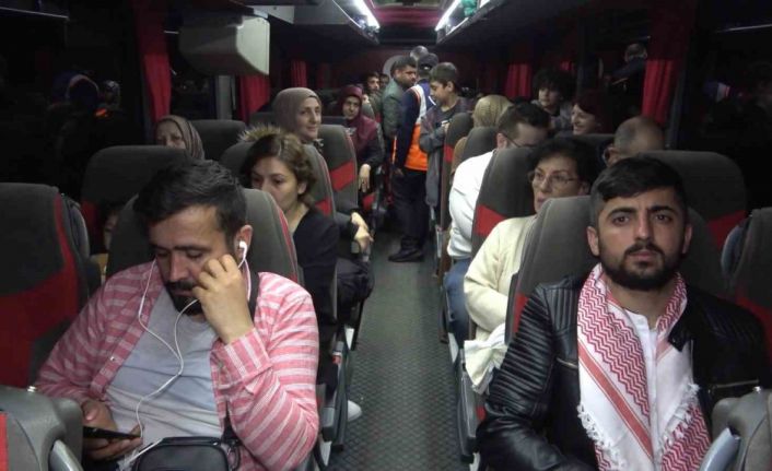 Seçime saatler kala otobüslerle yola çıktılar: Afetzedeler oy kullanmak için şehirlerine dönüyor