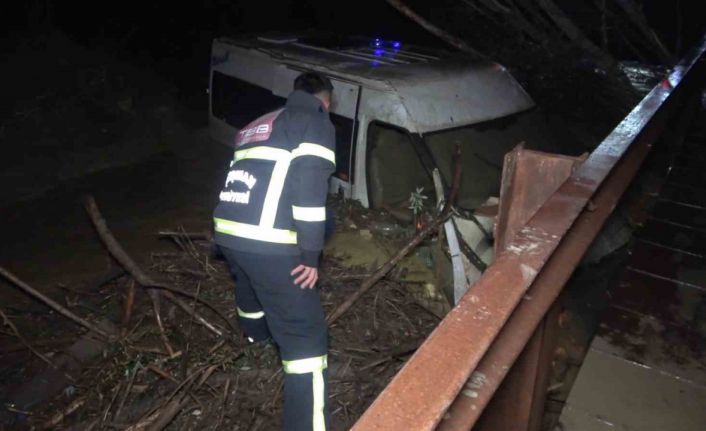 Sel suları minibüsü dereye yuvarladı: Suya kapılan 6 işçi ölümden döndü
