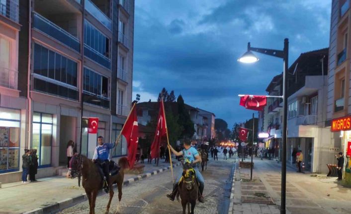 Selendi’de 19 Mayıs coşkusu geceyi aydınlattı