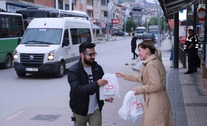 Servis bekleyen vatandaşlara iç ısıtan ikram