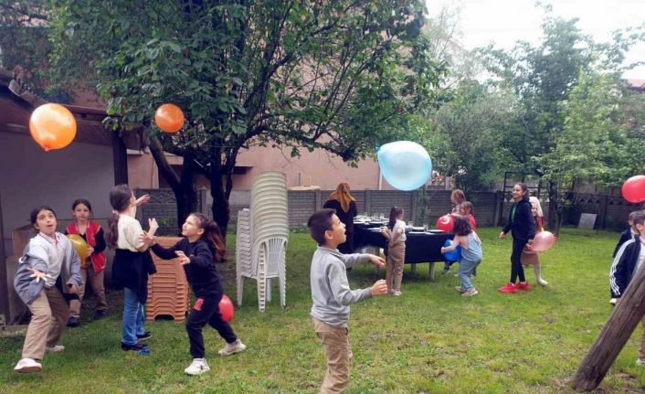 Servisinde taşıdığı minik öğrencilere sene sonu ödül sözünü tuttu, evinin bahçesinde ağırladı