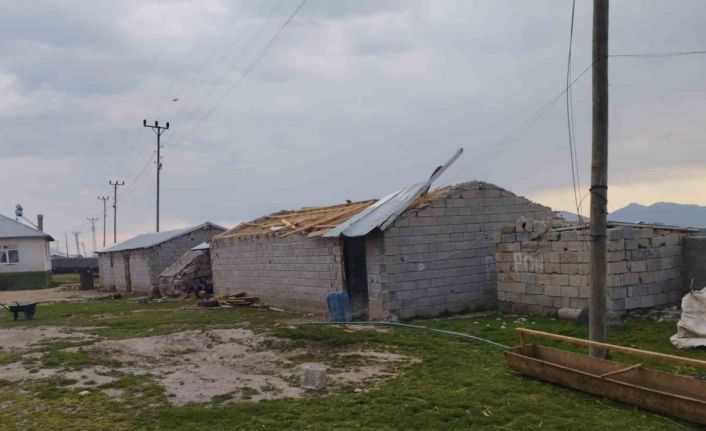 Şiddetli rüzgar çatıları uçurdu