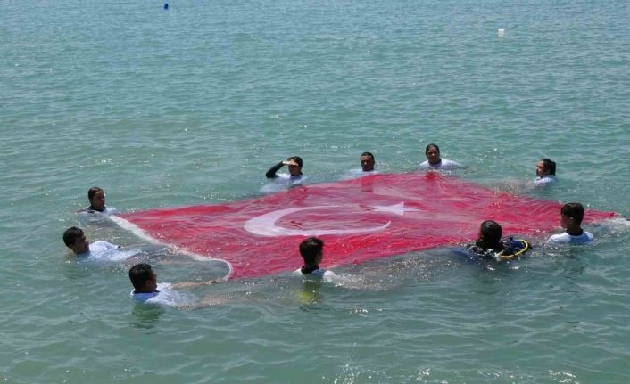 Side Su altı Arama Kurtarma ekibi denizin üstünde Türk bayrağı açtı